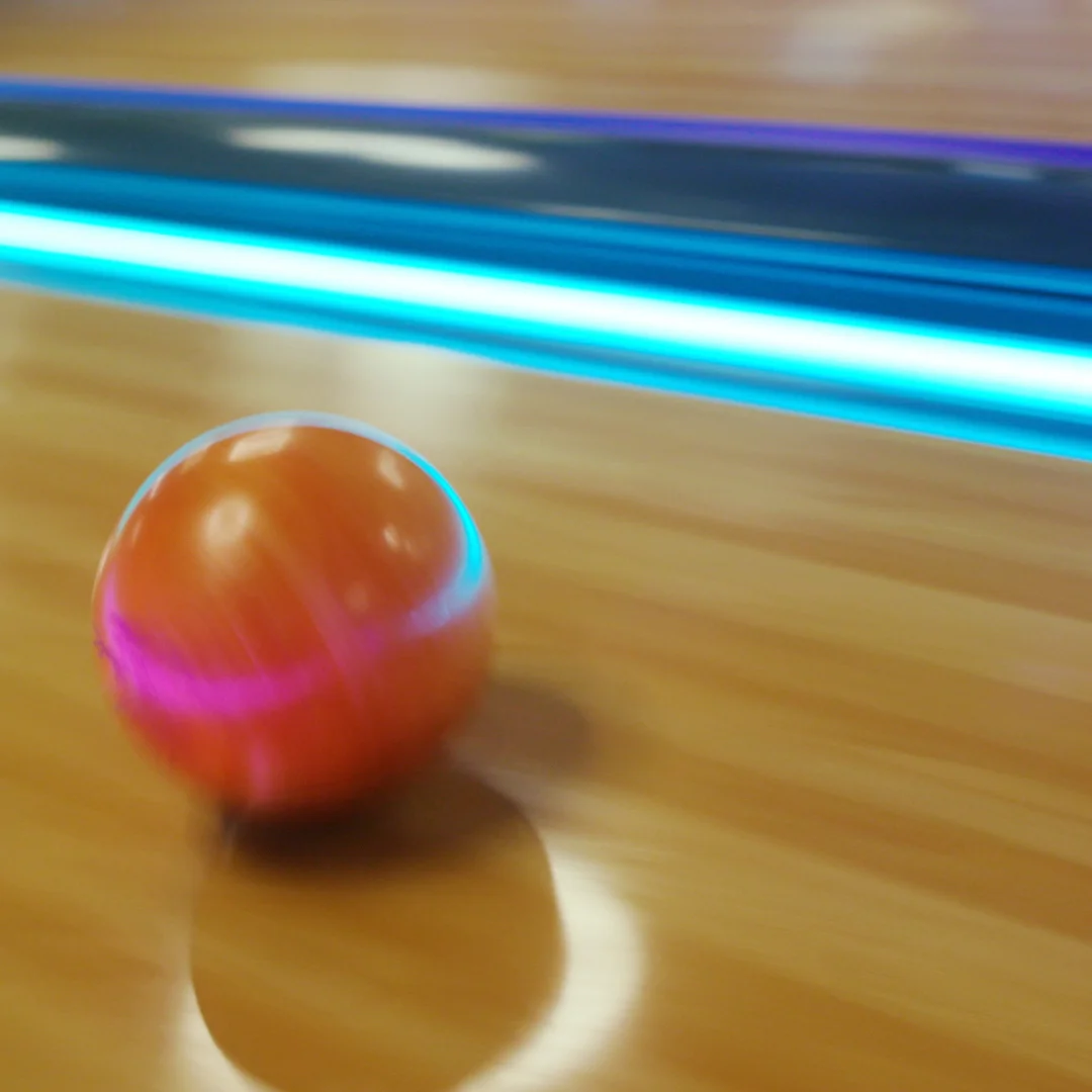 Lav strikes og tag kegler med venner og familie på Cecilie's 18 hyperball baner (bowlingbaner i et mere moderne spilunivers).