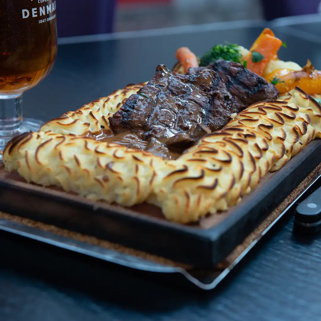 Spis aftensmad hos Crema Café & Restaurant i City2 i Taastrup. Vælg mellem mange lækre retter på Crema Café & Restaurants menukort, og tag den med ro, de har længe åbent!