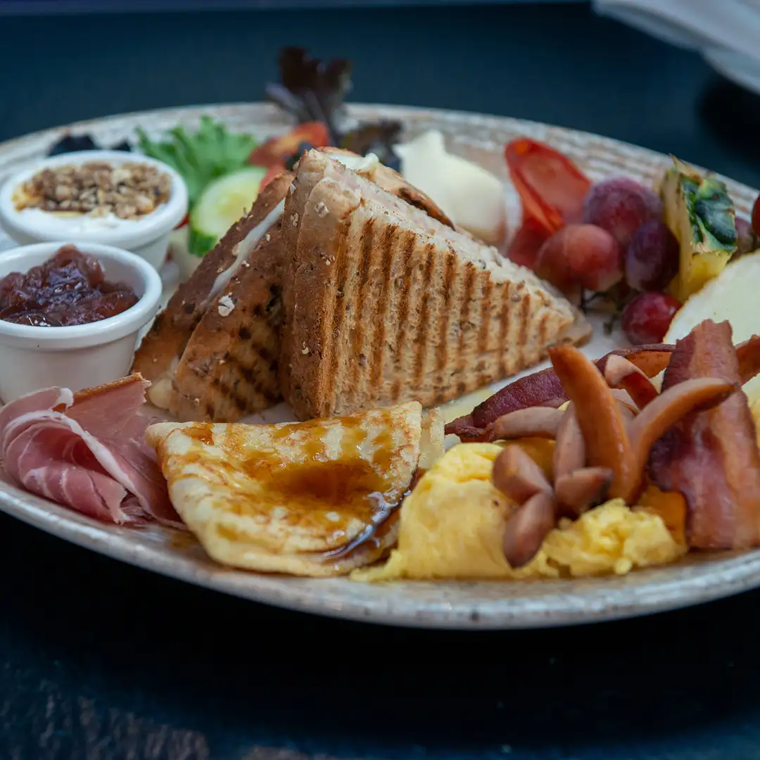 Spis brunch hos Crema Café & Restaurant i City2 i Taastrup - nyd en lækker brunchtallerken med din mor eller en ven/veninde.