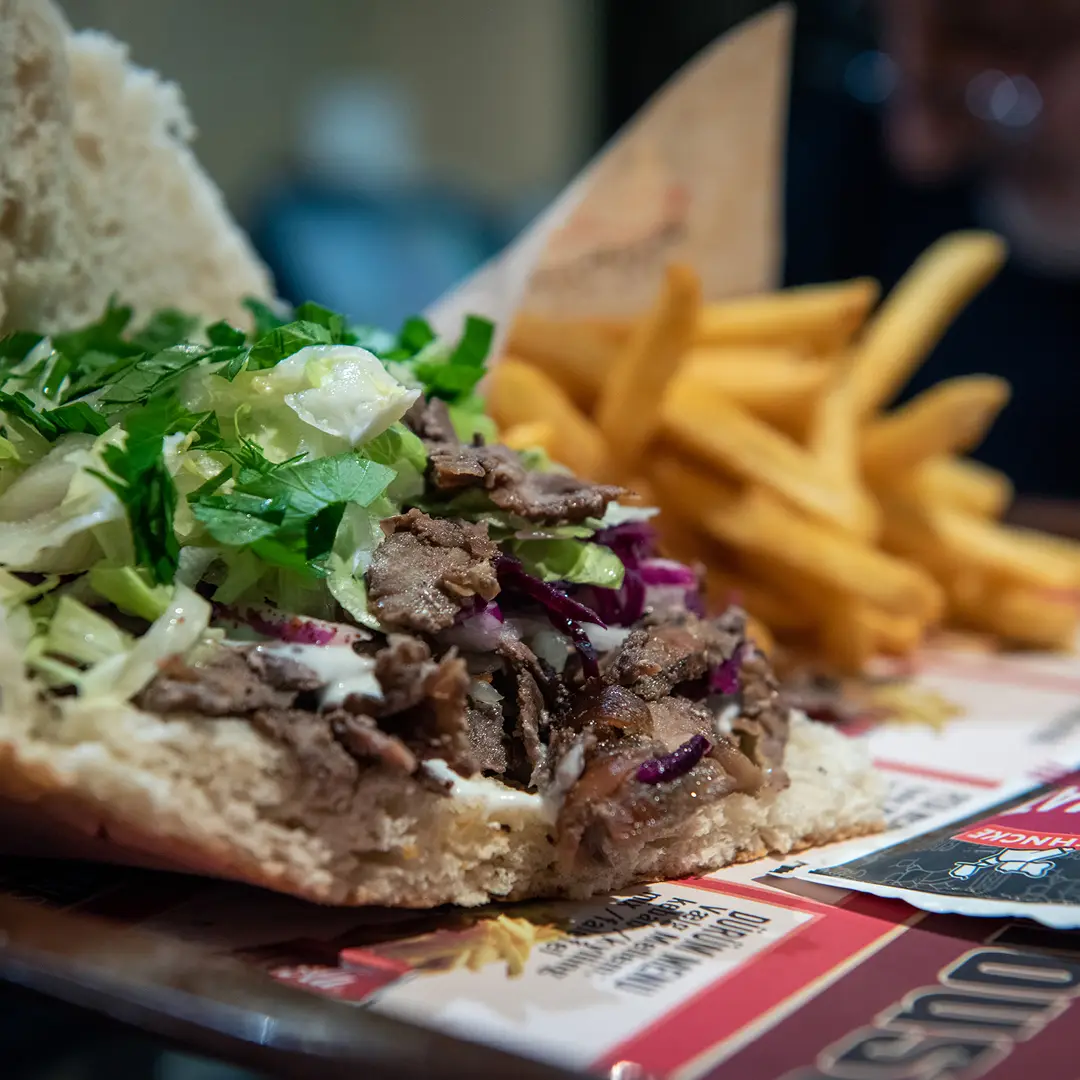 Shawarma fås alle steder, men sjældent af så høj kvalitet som hos City Kebab. Her skærer de selv kødet, marinerer det og steger det skånsomt foran gæsterne. Hos City Kebab har de formået at lave nogle af landets mest kendte fastfoodprodukter om til slowfo