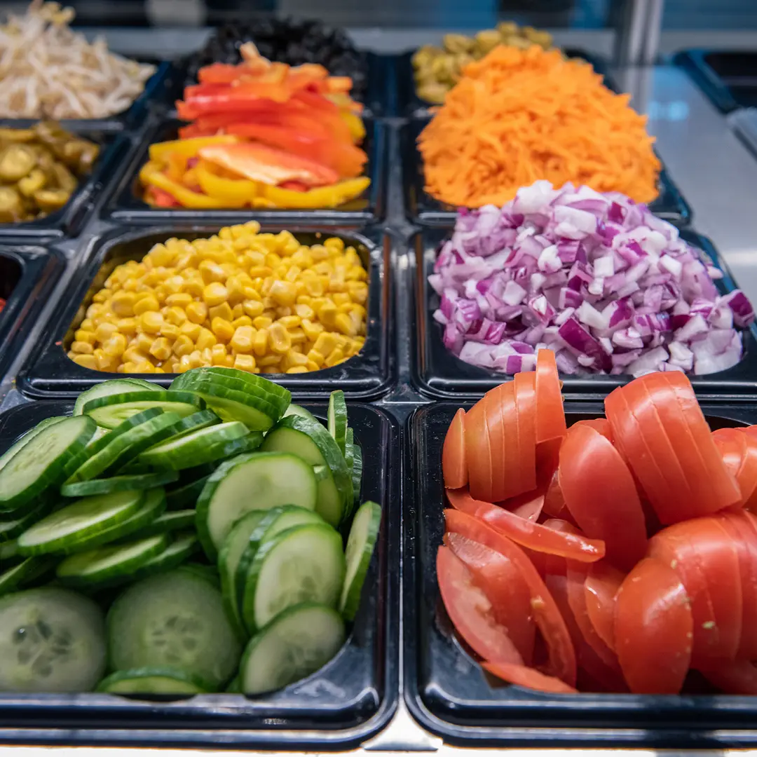 Byg din egen bagel, sandwich, wrap eller salat hos Bagel n´ More i City2, Taastrup. 