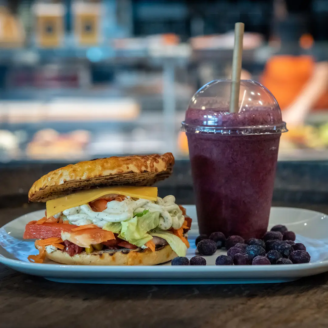 Bagel n´ More i City2, Taastrup. Bagels, sandwich, salater, wraps, smoothies og juice. 