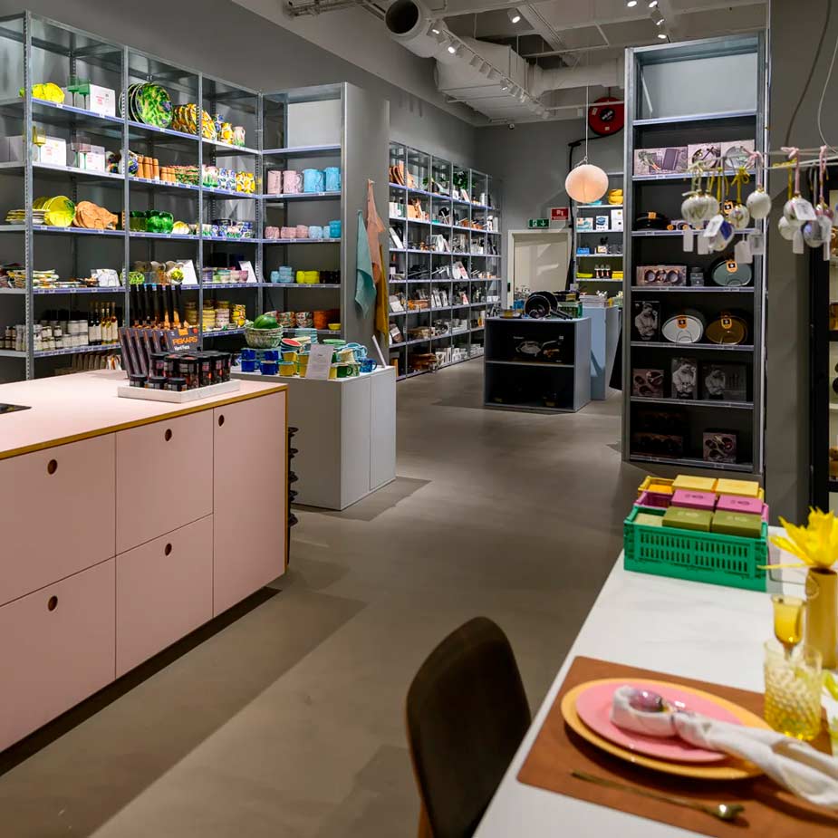 Hos Bahne finder du alt til boligen med et stort udvalg af udsmykning, service og pyntegenstande.