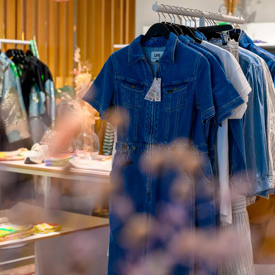 Hos Bahne finder du et stort udvalg af de største brands inden for tøj og accessories.