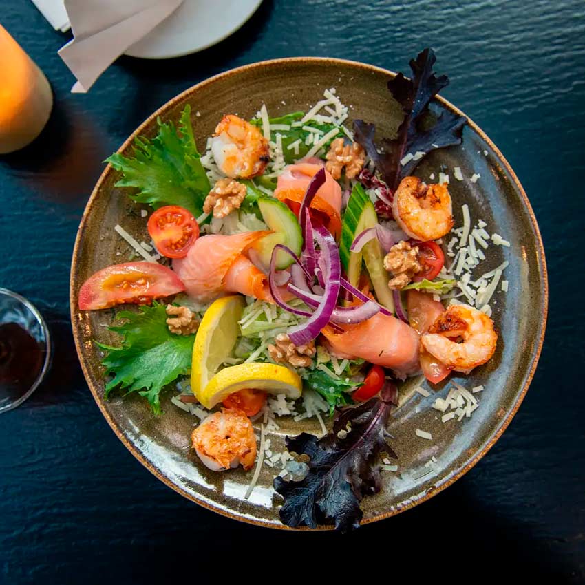 Leder du efter et pusterum i din shoppetur eller en lækker frokost med familien? Så kig forbi Crema Café & Restaurant i City2, som er en hyggelig fransk og italiensk inspireret café og restaurant på plan 2 i City2, Taastrup.