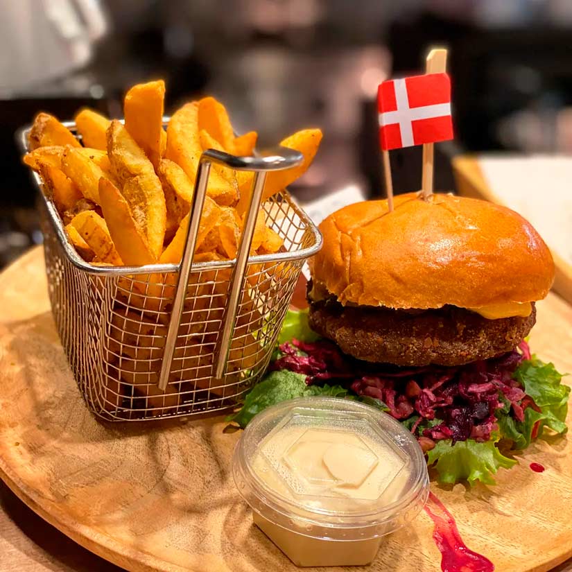 Fiskeburgere og pommes frites hos Den heldige fisker i Staderne i City2, Taastrup