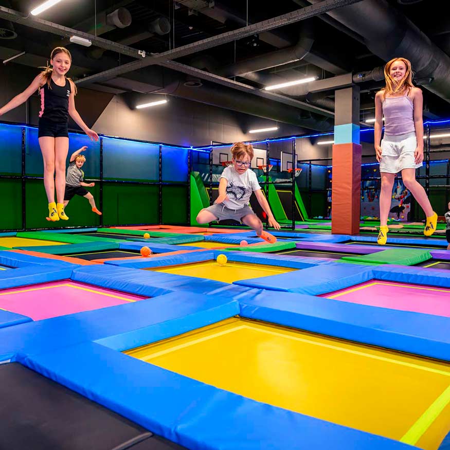 Hermans Hule med trampolin og puderum