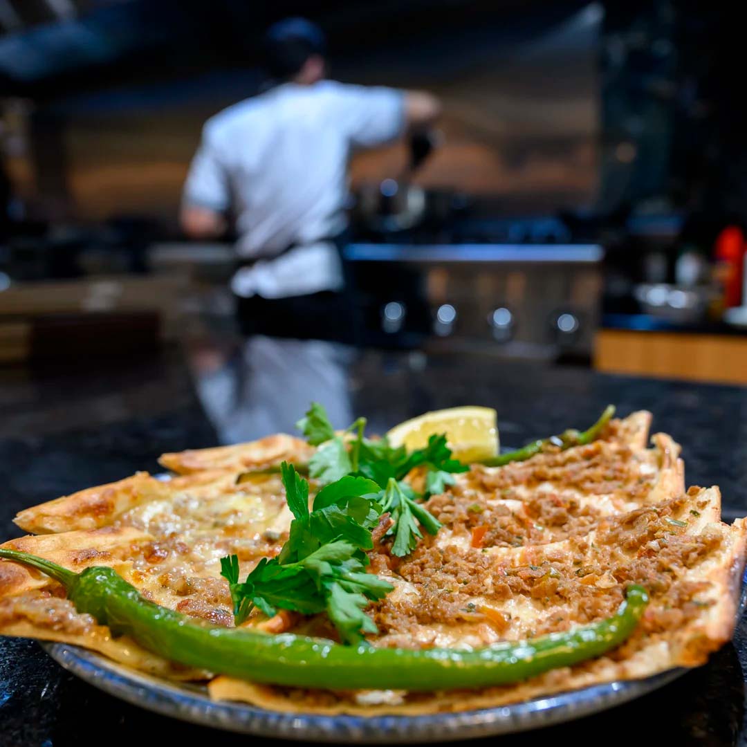 Hos MUMA Bistro i City2 i Taastrup serverer de lækker tyrkisk pizza for hele familien