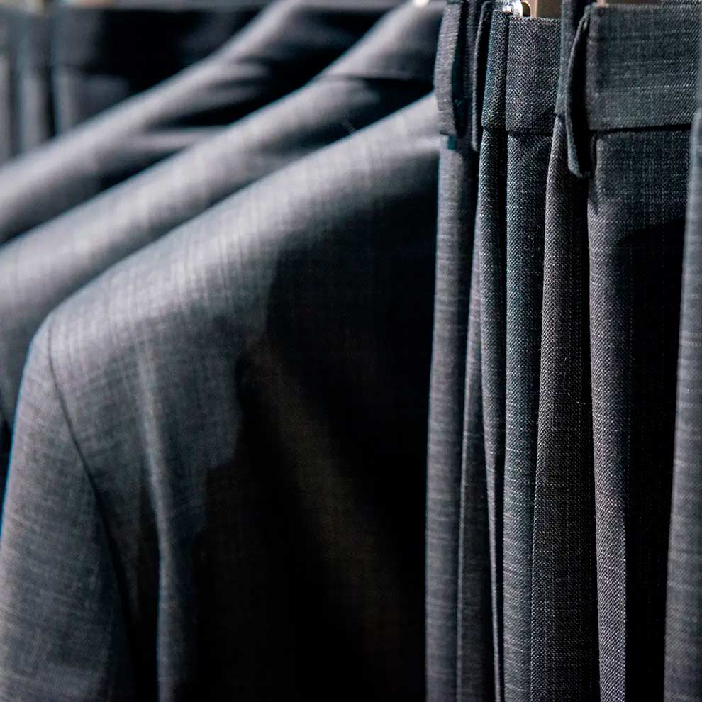 Find jakkesæt af høj kvalitet hos Tøjeksperten, som kan bruges mange år. Mix og match med slips og butterflies i moderigtige farver!