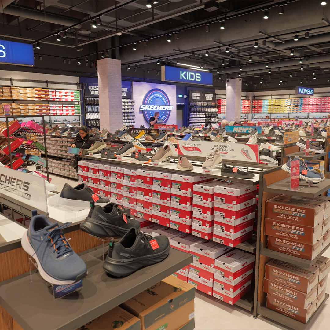 Shop livsstils- og performancesko fra Skechers til vilde outletpriser i Taastrup. 