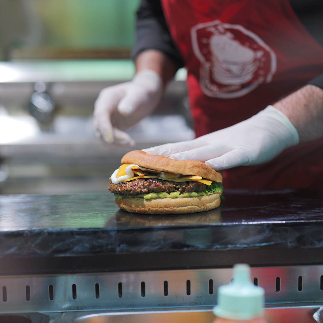 Lækre burger og fries hos The Burgerlicious & Ribs