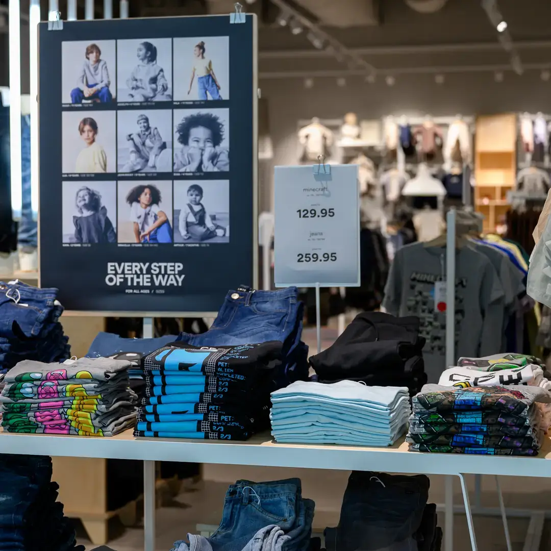 Shop drengetøj og pigetøj hos Name It i Taastrup. 