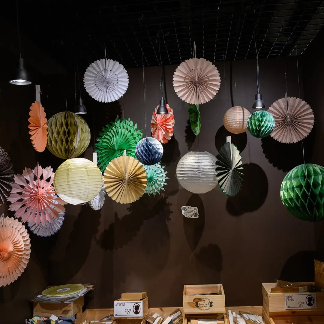 Oplev et stort udvalg af festpynt i Søstrene Grene i Taastrup. Hos kan du shoppe pomponer, balloner, guirlander, papirvifte og servietter.  