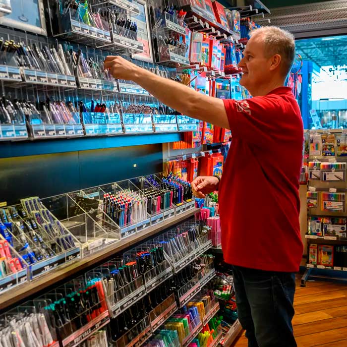 Køb dine skriveredskaber hos Bog & Idé i Taastrup - her finder du både blyanter, kuglepenne, overstregningstuscher og meget andet. 