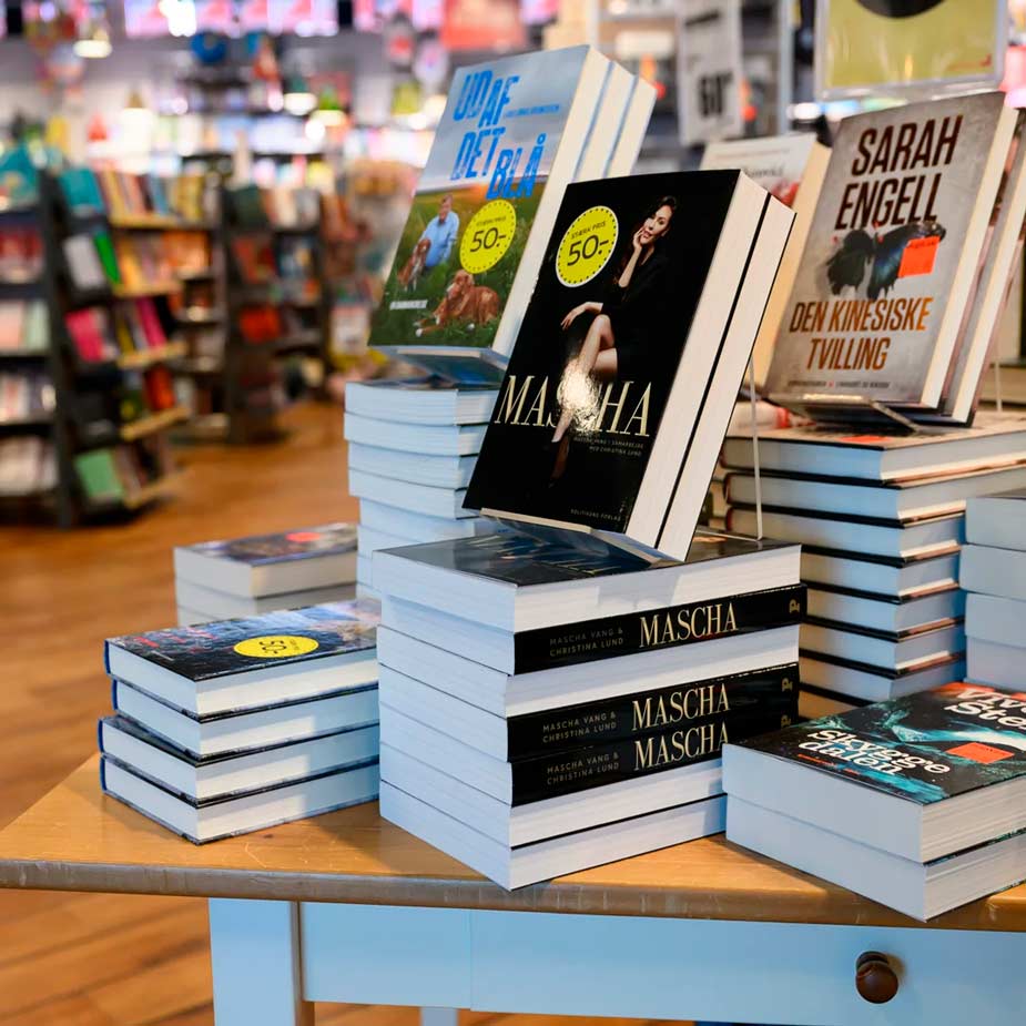 Oplev et bredt udvalg af bøger hos Bog & Idé i City2. Her finder du alt fra krimier til romaner, digte, biografier, livsstilbøger og meget andet. 