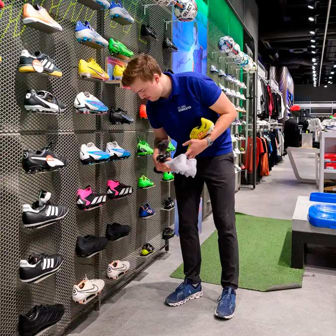 Hos Intersport i City2 finder du sportsudstyr til de fleste sportsgrene, og personalet står altid klar til at hjælpe dig. 