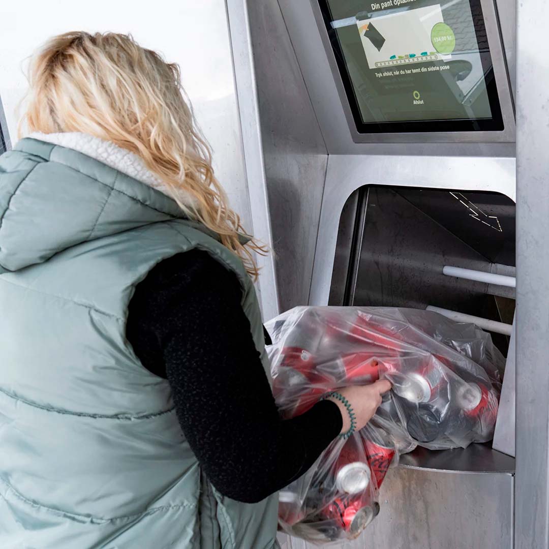 Medbring din pant til Pantstationen ved City2, og aflever nemt dine tomme flasker og dåser. 