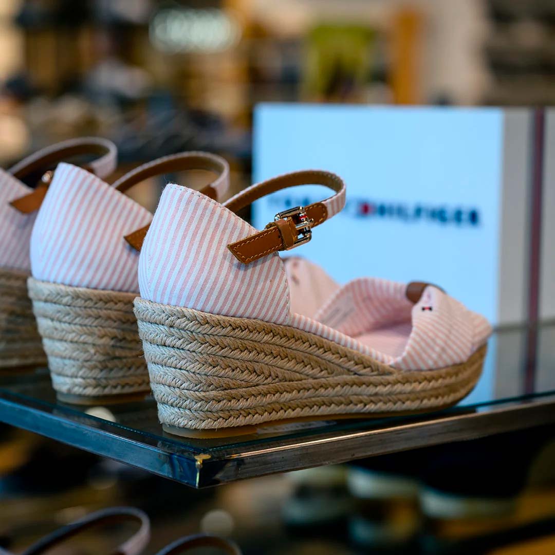 Skoringen tilbyder sko til enhver lejlighed. Find dine næste festsko, sneakers, hverdagssko eller praktiske sko i butikken i City2. 