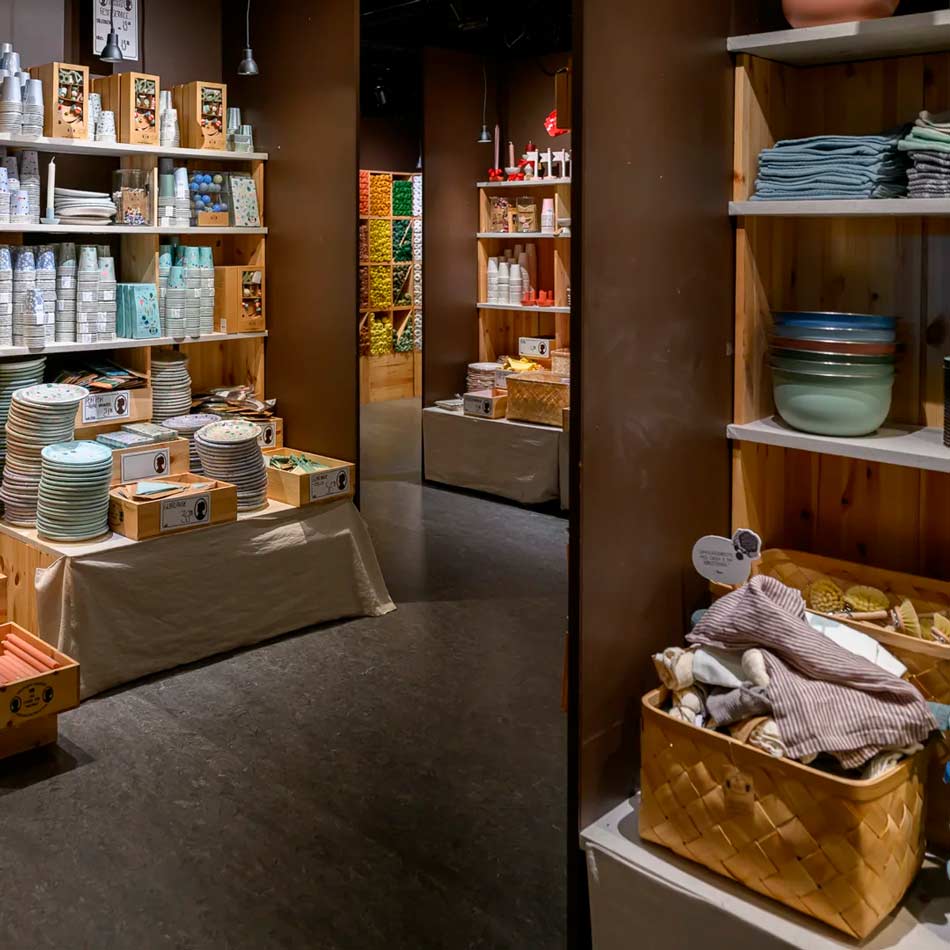 Besøg Søstrene Grene i City2, hvor du kan købe boliginteriør, møbler, legetøj, festartikler, hobbyartikler og meget mere. 