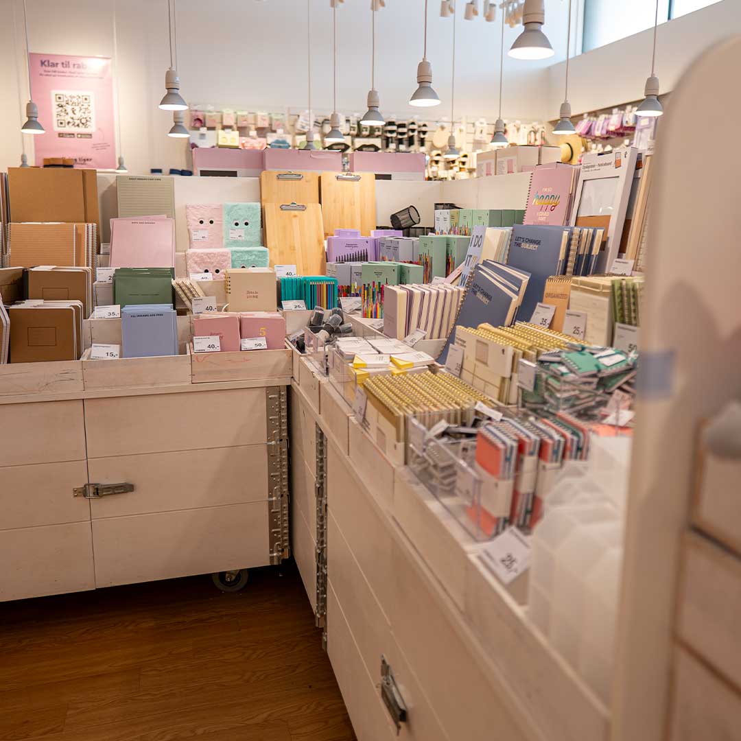 Pige sidder og laver lektier i lektiehjørne